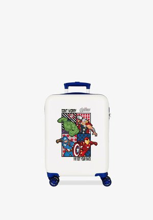 Maleta blanca con asa y ruedas azules, con los personajes de los Vengadores Hulk, Thor, Capitán América e Iron Man, con el texto "No te preocupes, yo te cubro".