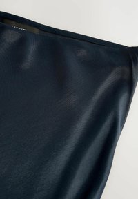 Satinstoff in Marineblau fällt glatt und hat eine leicht glänzende Textur mit einem klaren, einfachen Rand und ohne sichtbare Muster oder Beschläge.