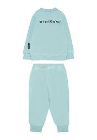 Jasnoniebieski dwu-częściowy dres wykonany z bawełny. Charakteryzuje się bluzą z okrągłym dekoltem oraz czarnym logo na plecach, a także elastycznymi mankietami w spodniach.