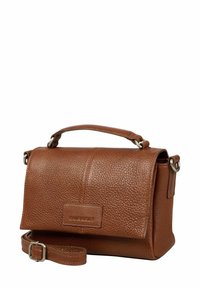 Sac à main en cuir marron avec une finition texturée, forme rectangulaire, poignée supérieure et bandoulière réglable. Comprend un rabat à l'avant et un branding discret.