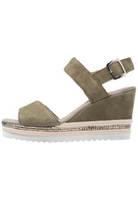 Olivgrön mocka kilklackssandal med justerbart vristband, texturerad plattform och metallisk detalj längs basen.