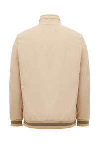 Beige bomberjakke med høj krave, tekstureret stof, elastiske manchetter og ribbet bund med kontrastfarvede mørke striber. Vist fra bagsiden.