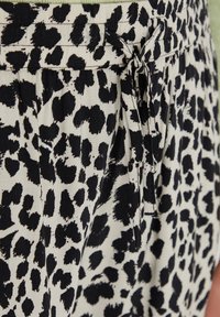 b.young BYMMJOELLA - Pantaloni - mottled black