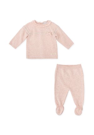 Conjunto de punto en color rosa que incluye una blusa de manga larga con patrones texturizados y detalle de lazo, acompañada de pantalones con pies a juego.