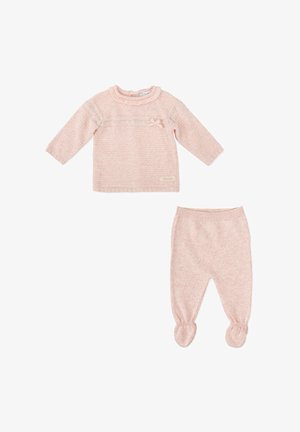 Conjunto de punto en color rosa que incluye una blusa de manga larga con patrones texturizados y detalle de lazo, acompañada de pantalones con pies a juego.