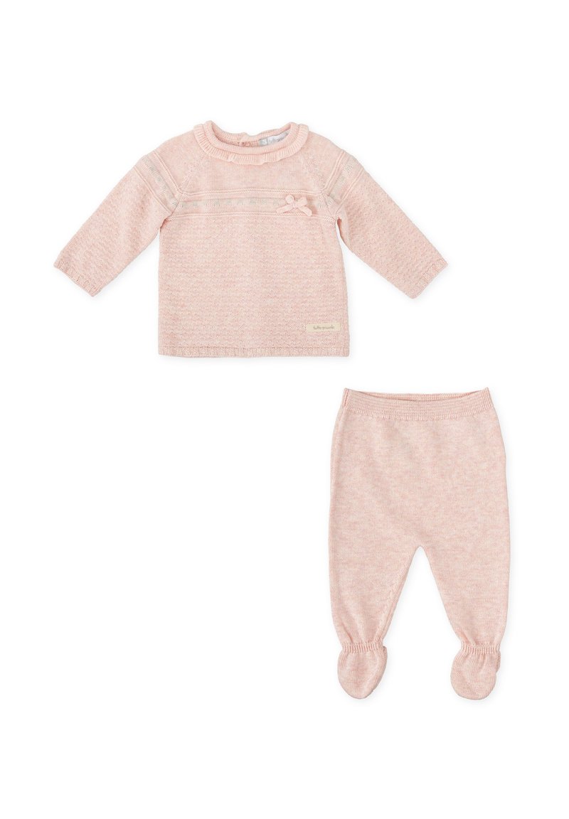 Ensemble en tricot rose comprenant un haut à manches longues avec des motifs texturés et un détail de nœud, associé à un pantalon à pieds coordonné.