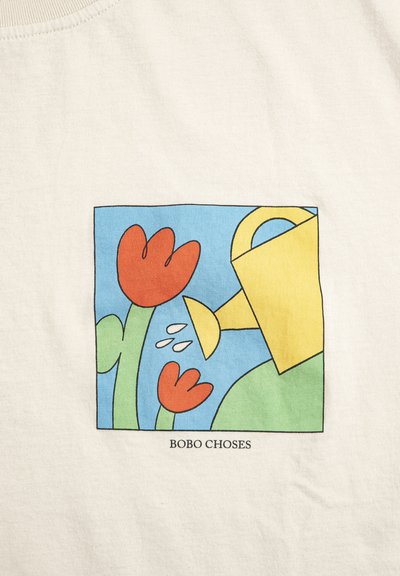 Arrosoir jaune versant de l'eau sur deux tulipes rouges avec des tiges vertes devant un ciel bleu, texte "BOBO CHOSES" en dessous.