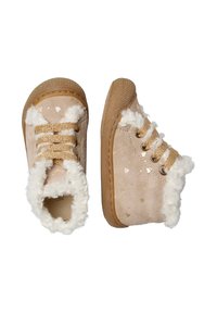 Stivali morbidi beige con fodera in pelliccia sintetica, lacci dorati e suola in gomma texturizzata. Motivi a cuore dorati su un lato. Design a punta arrotondata.