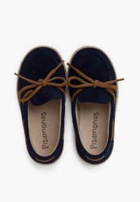 Marineblaue Wildlederschuhe mit runder Form, braunen Schnürsenkeln und einer strukturierten Sohle. Verfügt über ein helles Innenfutter mit aufgedrucktem Markennamen.