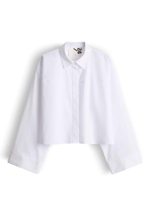 Camicia bianca corta con maniche lunghe e larghe e colletto classico, mostrata su uno sfondo bianco.