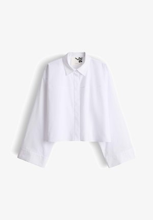 Camicia bianca corta con maniche lunghe e larghe e colletto classico, mostrata su uno sfondo bianco.