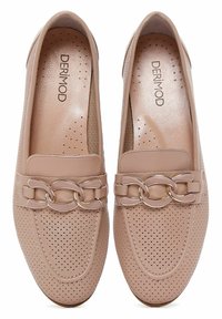 Mocassini beige chiaro in pelle forata, con un accento di catena chunky sulla parte superiore, interno liscio e punta arrotondata.