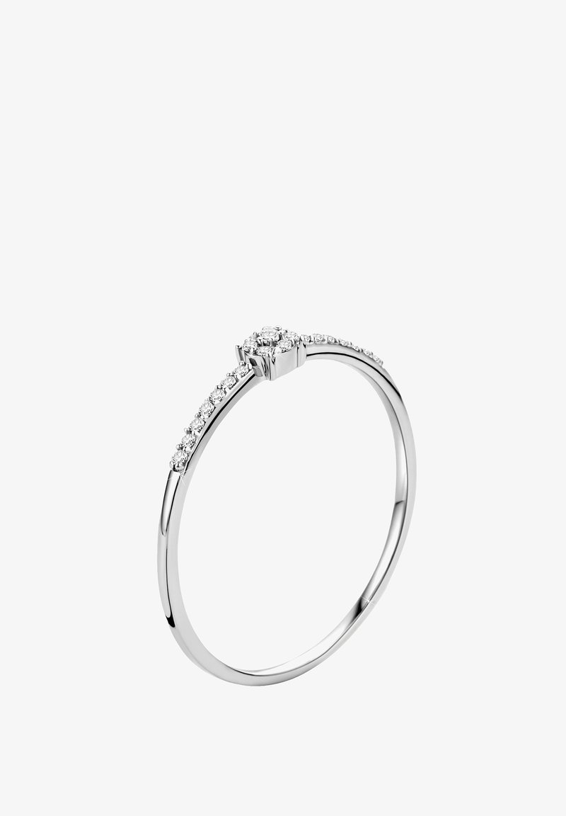 Hõbe sõrmus, mille keskel on ümmargune gemm ja sõrmuse ääres väiksemad kivid. Sujuv, poleeritud pind õrnalt kujundatud.