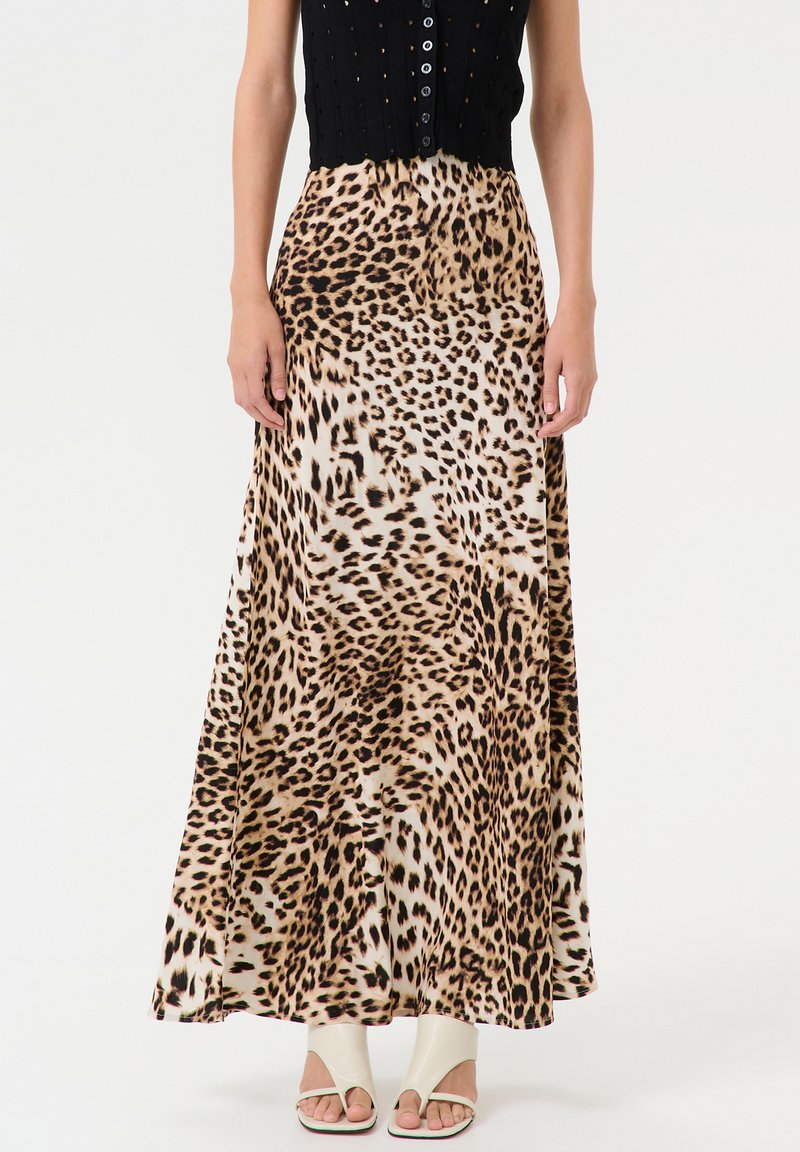 Jupe maxi en tissu léger présentant un imprimé léopard dans des nuances de brun et de crème. Une taille ajustée et une silhouette fluide.