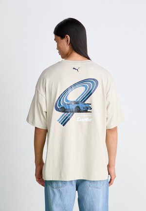 Puma TURBO GRAPHIC TEE - T-shirt imprimé - desert dust