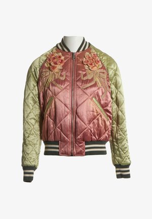 Chaqueta bomber de satén acolchada con parte frontal rosa y mangas verde pálido, bordado floral y de cintas, cuello, puños y dobladillo acanalados a rayas, cremallera frontal.