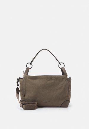 Sac à main en tissu rectangulaire marron avec une courte poignée et une bandoulière amovible portant la marque, avec "Liebeskind Berlin" écrit au centre avant.