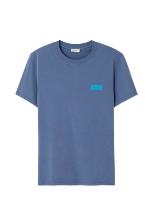 T-shirt en coton bleu moyen avec un col rond et des manches courtes. Présente un logo turquoise "AMERICAN VINTAGE" sur la poitrine gauche.