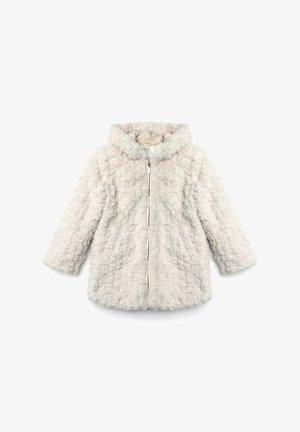 Cappotto in pelliccia sintetica bianca con una texture soffice, chiusura con zip e cappuccio. Presenta una vestibilità rilassata e maniche a tre quarti.