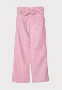 Rosa vida-byxor med en mjuk, texturerad yta. Har en frontknutbälte och en slitsdetalj vid fållen för extra designintresse.