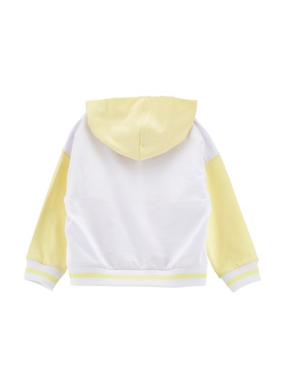 Topp-kaelarätikuga pusa, valge kere ja kahvatu kollaste varrukate, kapuutsi ning triibuliste mansettide ja äärega, näidatud tagant.