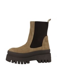 Bottines en daim marron avec une semelle plateforme épaisse et sombre, des panneaux élastiques sur les côtés et une boucle d'extraction à l'arrière, dotées d'une semelle texturée.