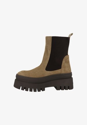 Braune Wildleder-Stiefeletten mit einer klobigen, dunklen Plateausohle, elastischen Seitenteilen und einem Zuglaschen hinten, mit einer strukturierten Sohle.