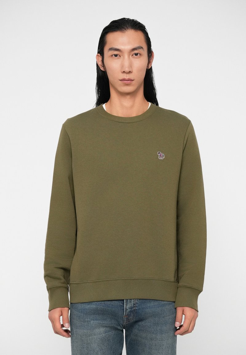 Sweatshirt vert olive fabriqué à partir d'un matériau doux, avec un col rond, des manches longues et un petit accent brodé sur la poitrine.