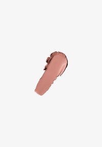 campione di rossetto nudo cremoso, texture liscia, finitura opaca delicata, forma ovale allungata, colore rosa-marrone tenue su sfondo bianco.
