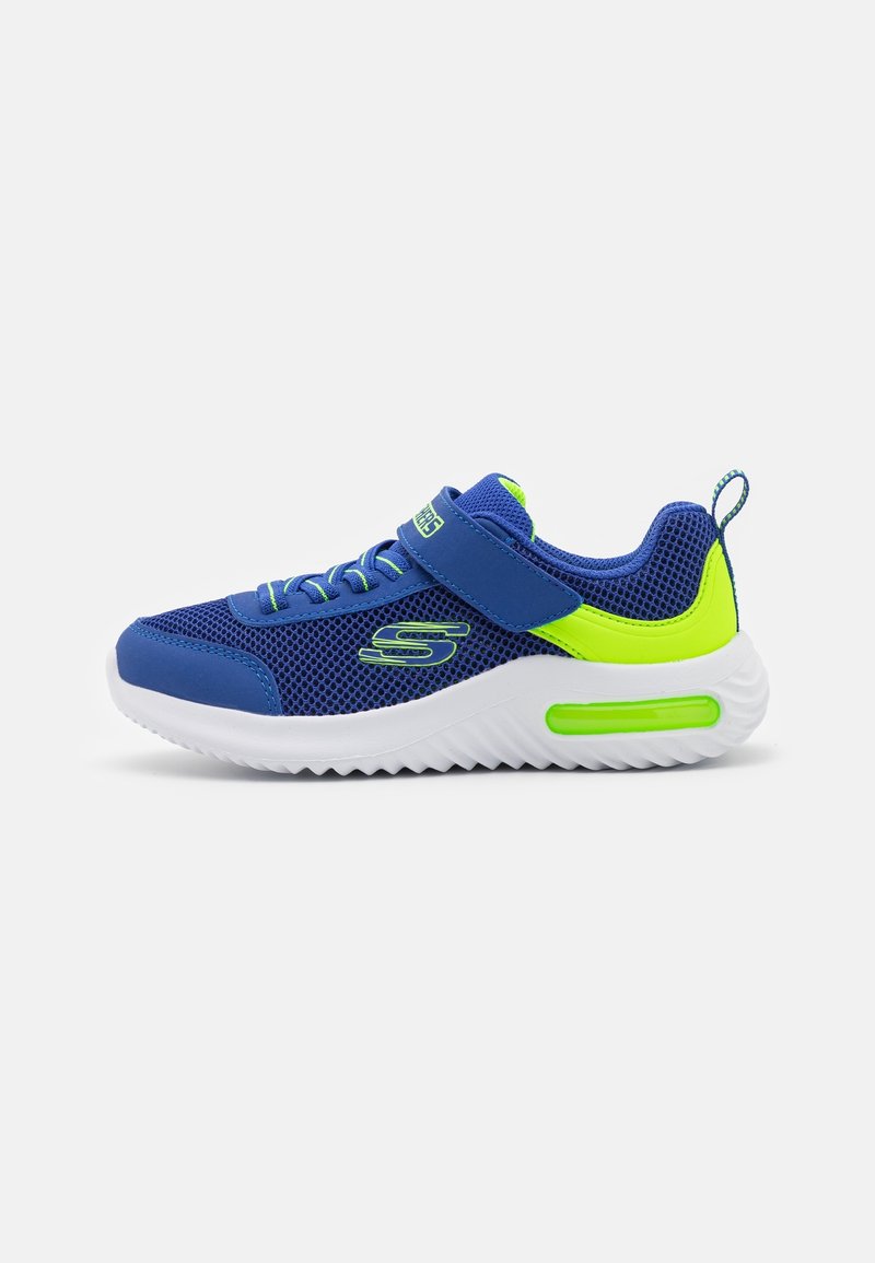 Blaues Netzsneaker mit neongrünen Akzenten, einem Klettverschluss und einer weißen Laufsohle, die eine kleine farbige Einlage und ein strukturiertes Profil aufweist.