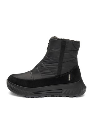 Schwarze Winterstiefel mit einem glatten Stoff-Obermaterial und gestepptem Muster, Wildleder-Akzenten, hohem Knöchel und einer dicken Gummisohle mit strukturiertem Griff.
