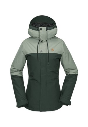 Veste imperméable verte et vert clair avec un design ajusté, capuche réglable et boutons-pression. Comprend des sections supérieures et inférieures contrastées.