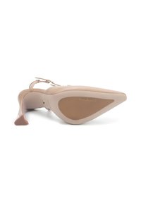 Zapato de tacón alto nude con punta afilada y correa en el tobillo. Material sintético suave con suela ligeramente texturizada. Logotipo de la marca en la parte inferior.