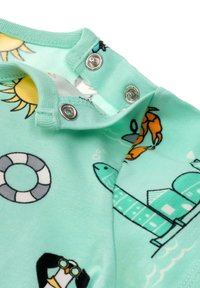 Vaaleansininen puuvillainen body, jossa on värikkäitä vesiteemaisia kuvastoja, nepparit kaulassa ja pehmeä rakenne.