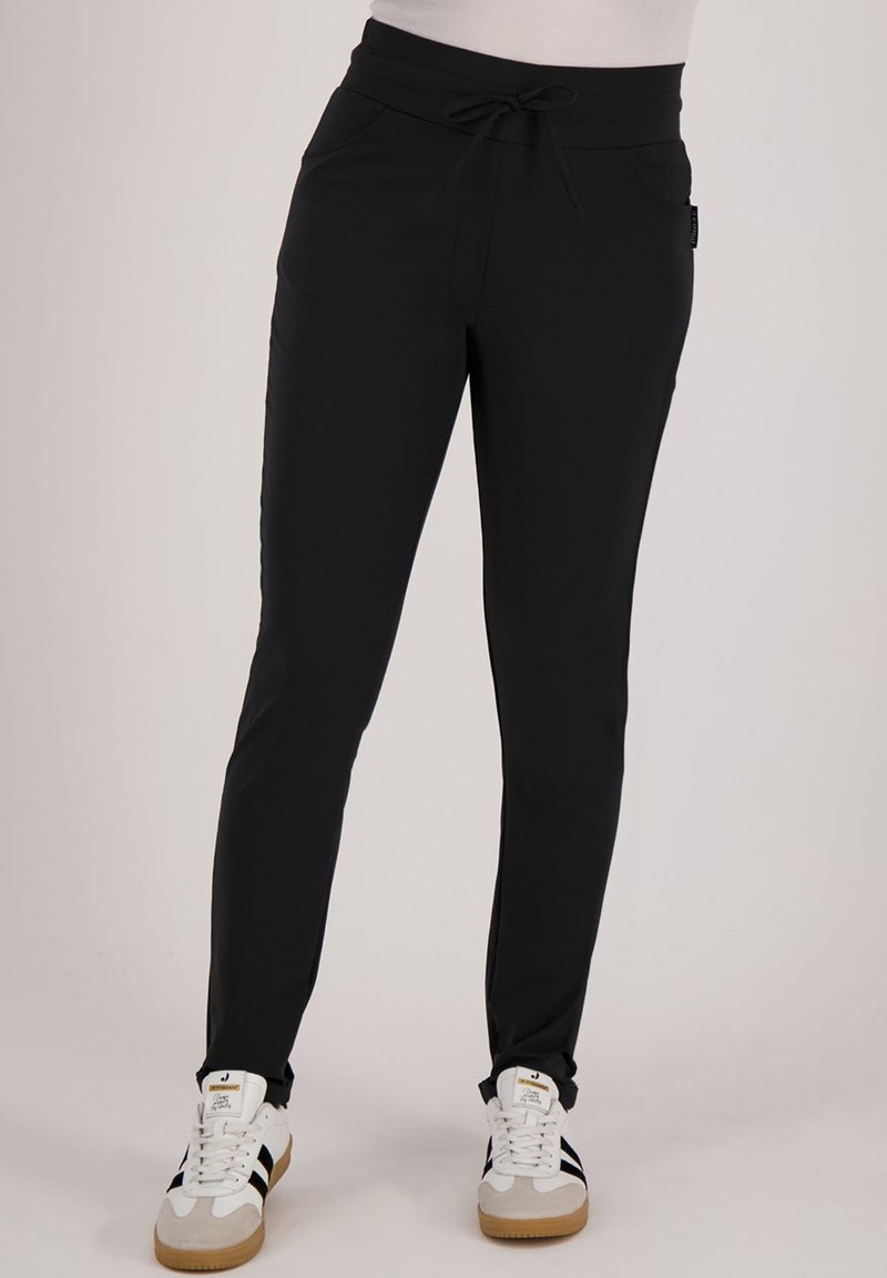 Zwarte joggingsbroek met een trekkoord in de taille, twee zijzakken, slim fit ontwerp, een soepele textuur en een enkel-lange snit.