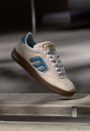 LOCUT TRIPLE TONGUE UNISEX - Sneaker low - tan