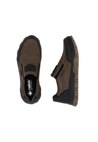 Braune Slipper aus Leder und synthetischen Materialien, mit einer Gummisohle in Schwarz, gesteppten Akzenten und einer gepolsterten Innensohle.