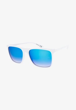Occhiali da sole in plastica bianca con grandi lenti azzurre sfumate, forma quadrata e aste dritte, contrassegnati con etichetta CE e protezione UV.