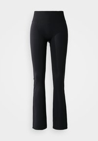 Leggings negros con una cintura alta y acanalada, piernas acampanadas, textura suave y sin patrones visibles ni detalles de hardware.