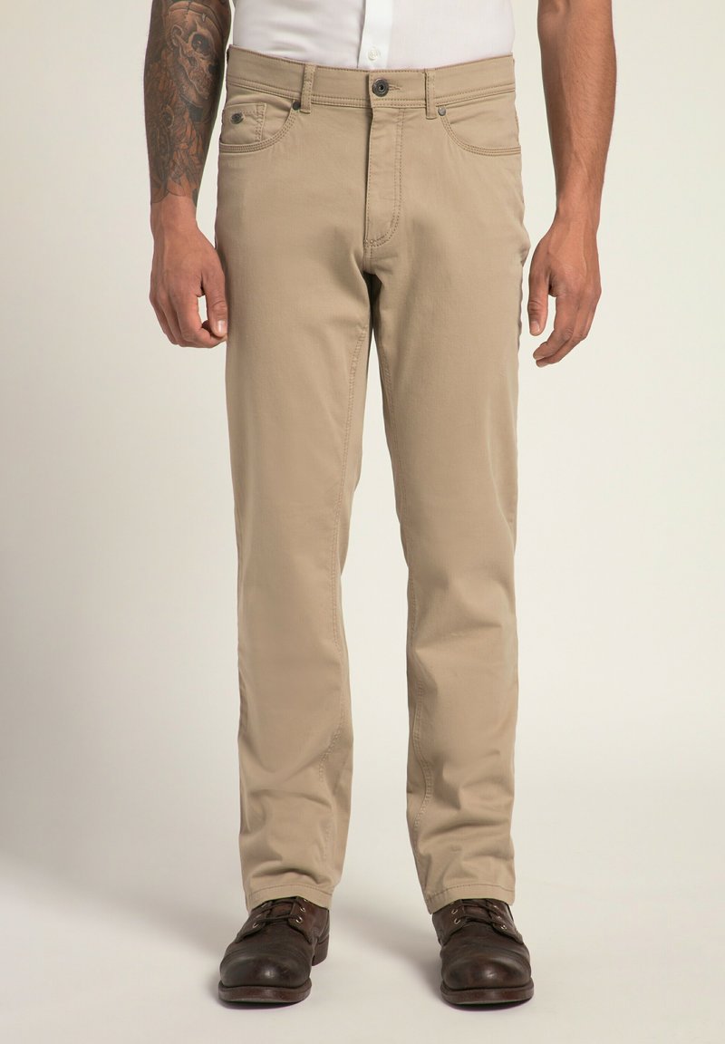 Pantalones de mezcla de algodón beige con un diseño de pierna recta, bolsillos delanteros y cierre de botón, combinados con zapatos marrones con cordones.