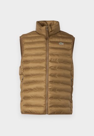 Chaleco sin mangas acolchado marrón con un alto cuello, cierre frontal con cremallera y bolsillos laterales. Presenta un pequeño logo en el pecho.