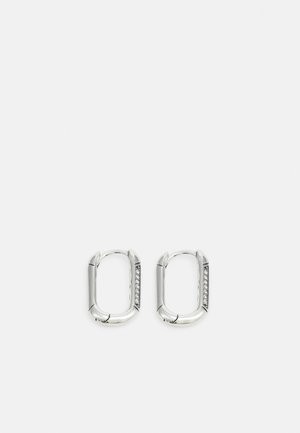 Pendientes ovalados de plata con un acabado metálico suave y una fila de pequeños cristales incrustados a lo largo del costado.