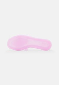 Rosa, transparent plastskor med en slät textur och en formad sula. Har små prickar för grepp på undersidan.