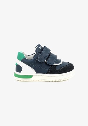 Sneaker per bambini di colore blu navy con due strap in velcro, dettagli bianchi e verdi, texture scamosciata e suola in gomma. Vista laterale.