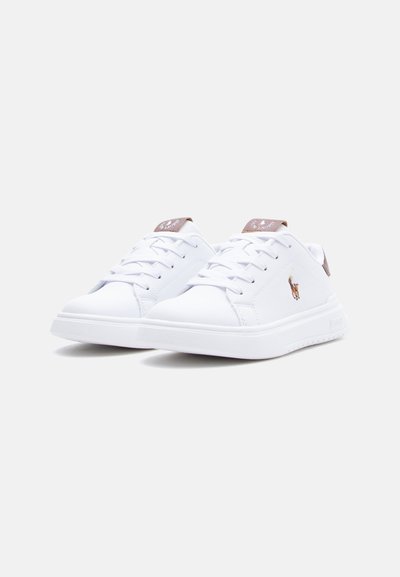 Białe niskie trampki z brązowymi etykietami na językach i haftowanym logo konia po bokach, z białymi sznurowadłami i grubymi podeszwami.