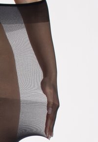 Czarne, przezroczyste rajstopy z wysokim stanem, o gładkiej strukturze i jednolitym, przezroczystym wzorze. Ręka częściowo widoczna z boku.