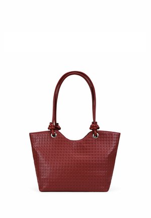 Bolso tote tejido de cuero rojo con asas dobles anudadas y ojales metálicos plateados sobre fondo blanco.