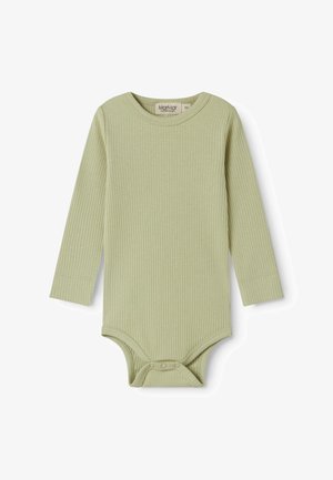 Langermet, ribbestrikket babybody i lys grønn med knappestolpe i skrittet, størrelse 9 måneder, merkeetikett med MarMar Copenhagen.