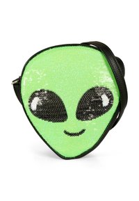 Piccola borsa a tracolla verde a forma di faccia aliena con occhi neri in paillettes e un sorriso sottile, dotata di una tracolla nera.