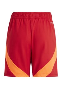 Rode sportieve shorts met een elastische tailleband en gebogen oranje panelen aan de zijkanten, gemaakt van lichtgewicht ademend materiaal.
